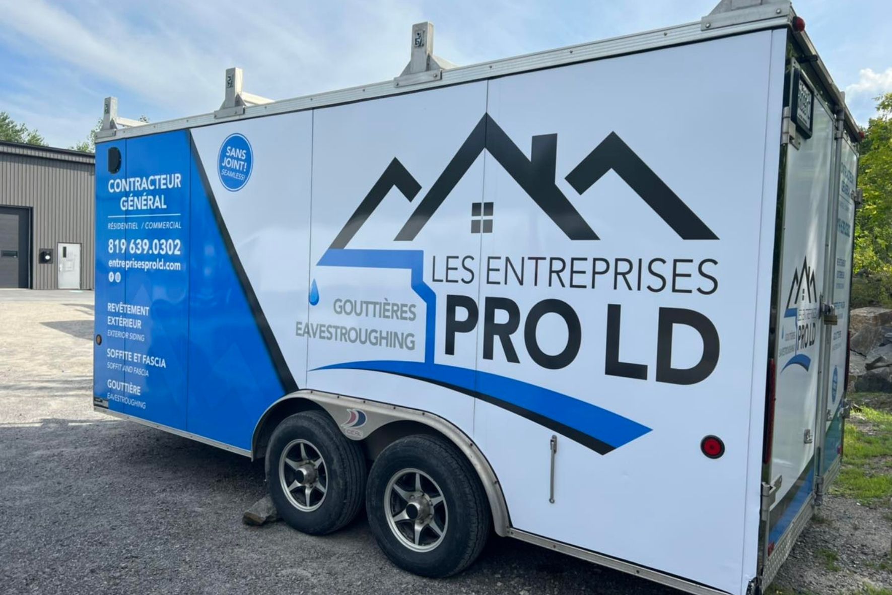 Remorque de chantier avec visuel graphique stationnée sur terrain extérieur  à Denholm