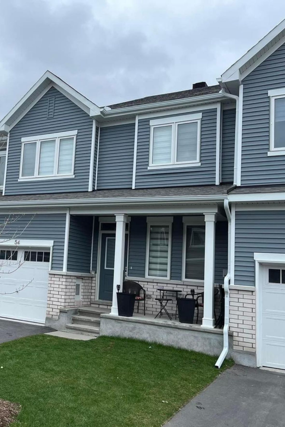 Maison jumelée avec revêtement extérieur et gouttières visibles sur toiture à Notre-Dame-de-la-Salette